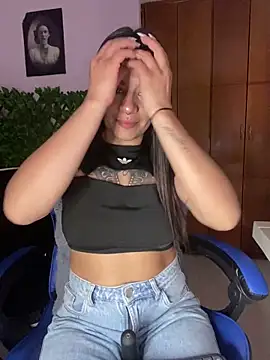 Snapshot of sofia_23x chatting on 10.21.25 sofia 23x online show from 10.21.25