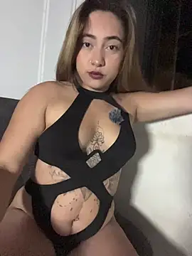 Snapshot of lunaxxx_69 chatting on 11.25.25 lunaxxx 69 online show from 11.25.25