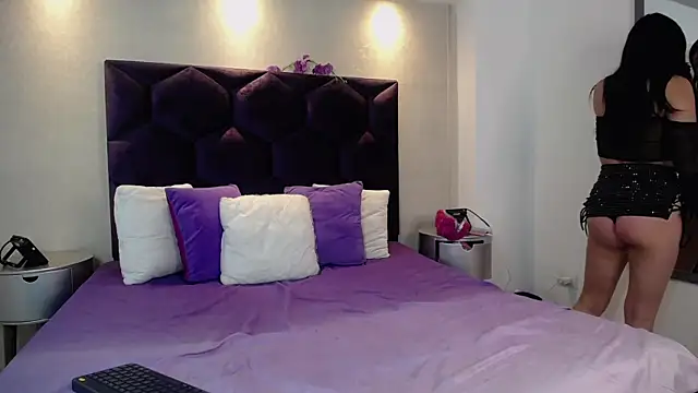 Snapshot of MiiaSuki chatting on 12.14.25 MiiaSuki online show from 12.14.25