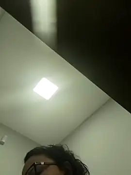 Snapshot of viviksmel chatting on 12.19.25 viviksmel online show from 12.19.25