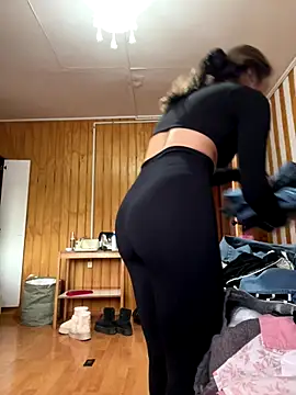 Snapshot of floooohv chatting on 10.17.25 floooohv online show from 10.17.25