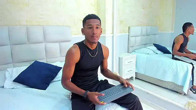 Snapshot of LexiAndDeker chatting on 09.20.25 LexiAndDeker online show from 09.20.25