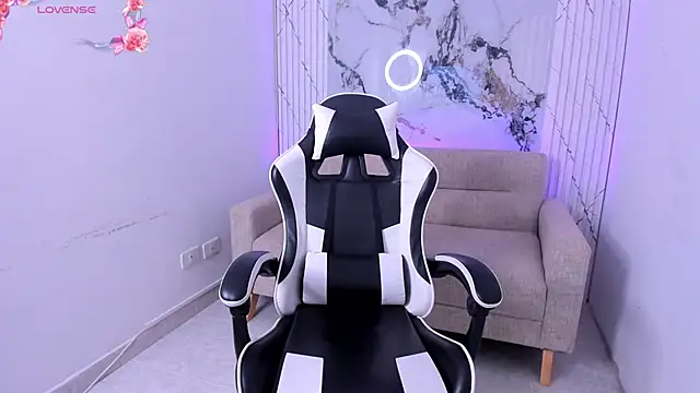 Snapshot of LexiAndDeker chatting on 09.29.25 LexiAndDeker online show from 09.29.25