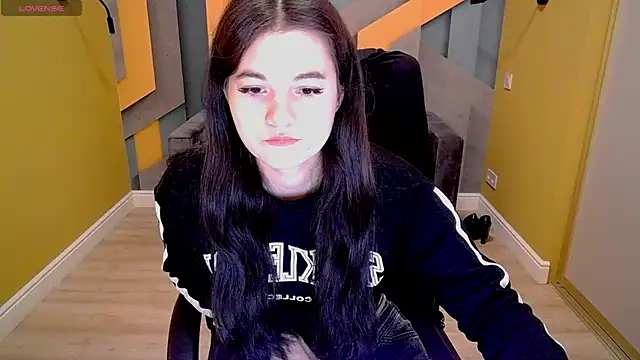 Snapshot of ElinaMils chatting on 03.17.25 ElinaMils online show from 03.17.25