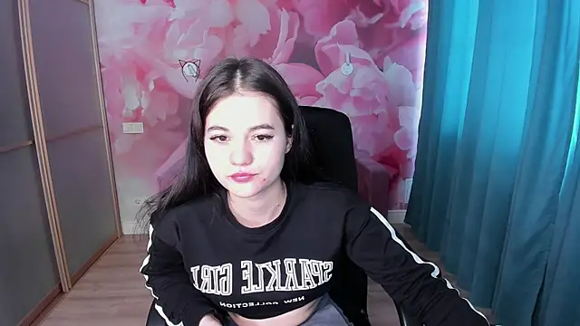 Snapshot of ElinaMils chatting on 03.18.25 ElinaMils online show from 03.18.25