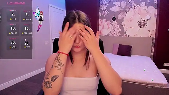 Snapshot of ElinaMils chatting on 10.08.25 ElinaMils online show from 10.08.25