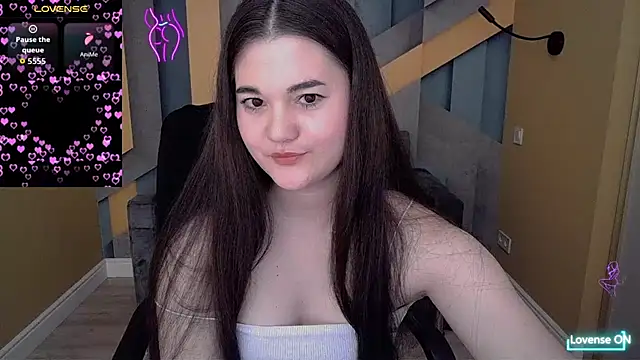 Snapshot of ElinaMils chatting on 11.17.25 ElinaMils online show from 11.17.25