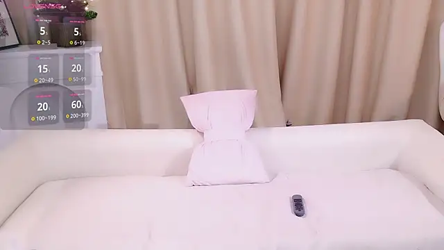 Snapshot of honey113 chatting on 12.14.25 honey113 online show from 12.14.25