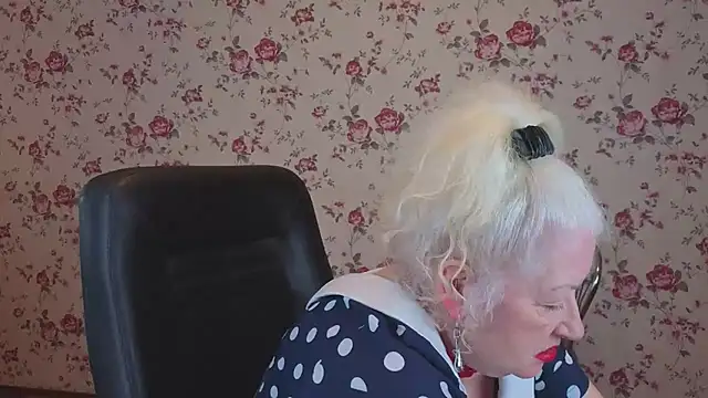 Snapshot of Maya_Mayflower chatting on 04.05.26 Maya Mayflower online show from 04.05.26