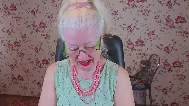 Snapshot of Maya_Mayflower chatting on 04.10.26 Maya Mayflower online show from 04.10.26