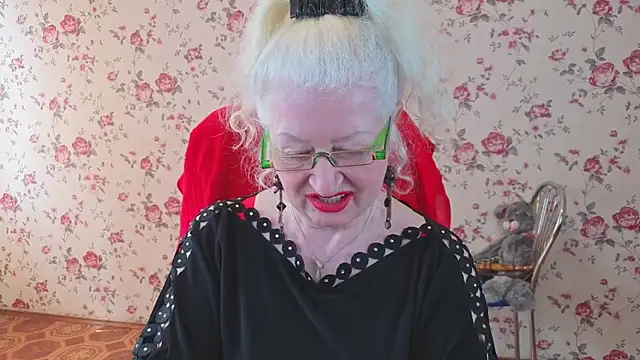 Snapshot of Maya_Mayflower chatting on 04.11.26 Maya Mayflower online show from 04.11.26