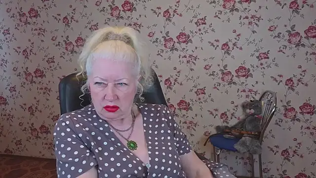 Snapshot of Maya_Mayflower chatting on 04.12.26 Maya Mayflower online show from 04.12.26