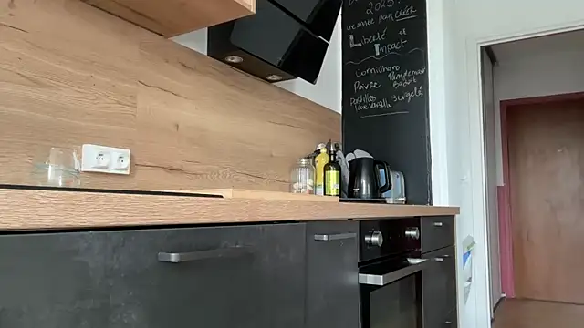 Snapshot of HevaRose chatting on 09.18.25 HevaRose online show from 09.18.25