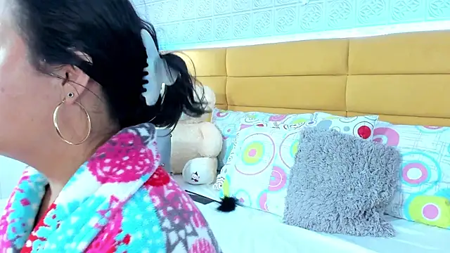 LeilaHiuston online show from 12.14.25