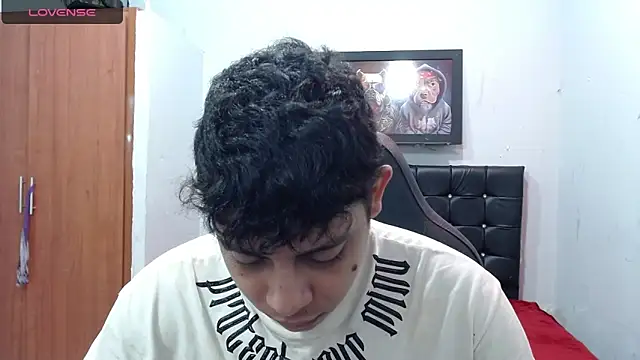 Snapshot of Alejandroo_22 chatting on 03.17.25 Alejandroo 22 online show from 03.17.25