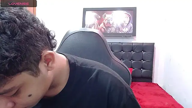 Snapshot of Alejandroo_22 chatting on 03.18.25 Alejandroo 22 online show from 03.18.25