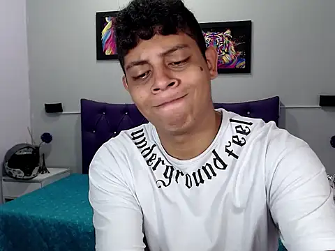 Snapshot of Alejandroo_22 chatting on 09.19.25 Alejandroo 22 online show from 09.19.25