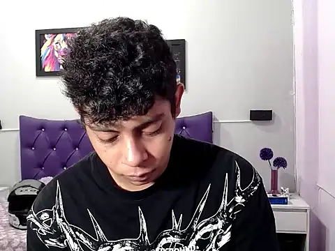 Snapshot of Alejandroo_22 chatting on 10.17.25 Alejandroo 22 online show from 10.17.25