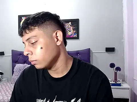 Snapshot of Alejandroo_22 chatting on 10.24.25 Alejandroo 22 online show from 10.24.25