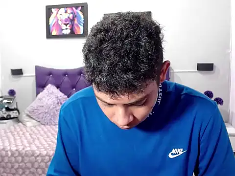 Snapshot of Alejandroo_22 chatting on 11.13.25 Alejandroo 22 online show from 11.13.25