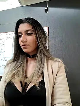 Isabella Varella online show from 03.20.25