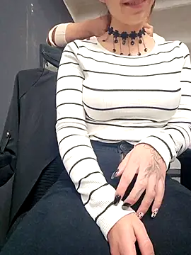 Isabella Varella online show from 10.15.25