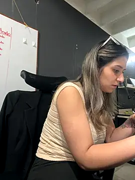 Isabella Varella online show from 11.13.25