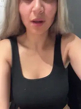 Isabella Varella online show from 12.17.25