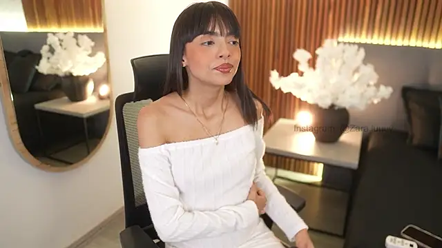 Snapshot of ZaraLuuv chatting on 11.02.25 ZaraLuuv online show from 11.02.25