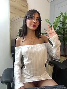 Snapshot of ZaraLuuv chatting on 11.30.25 ZaraLuuv online show from 11.30.25