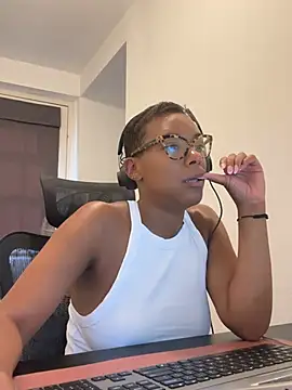 Snapshot of Melia_Rayne chatting on 06.25.26 Melia Rayne online show from 06.25.26