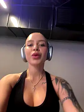 Snapshot of ValentinaMilann chatting on 10.10.25 ValentinaMilann online show from 10.10.25