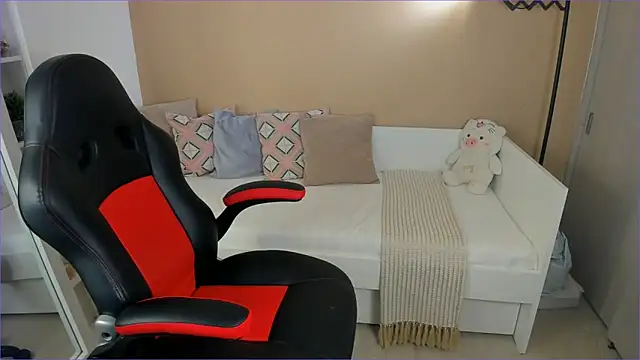 Snapshot of ValentinaMilann chatting on 10.22.25 ValentinaMilann online show from 10.22.25