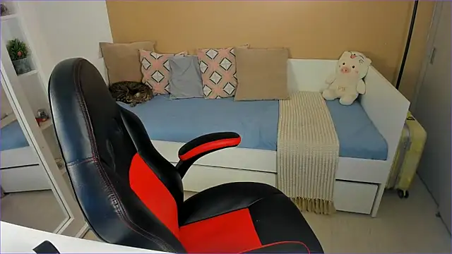 Snapshot of ValentinaMilann chatting on 11.18.25 ValentinaMilann online show from 11.18.25