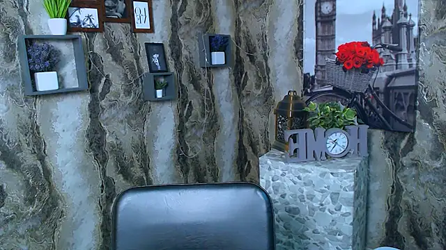 Snapshot of _MiraGold_ chatting on 12.04.25 MiraGold online show from 12.04.25