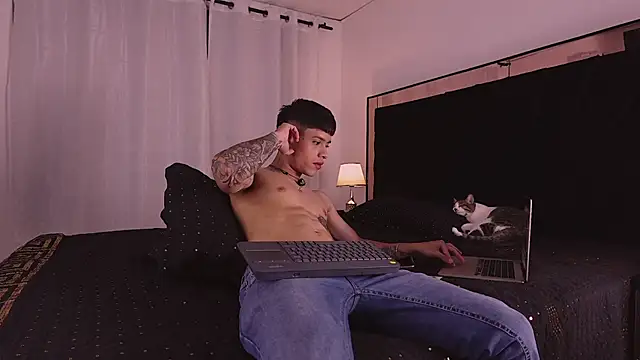 Snapshot of ErosKhaos chatting on 10.08.25 ErosKhaos online show from 10.08.25