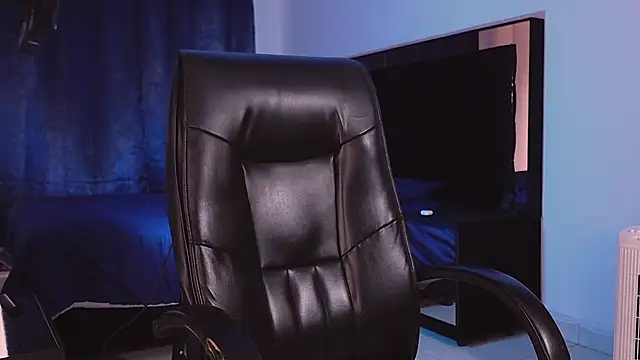 Snapshot of ErosKhaos chatting on 11.19.25 ErosKhaos online show from 11.19.25