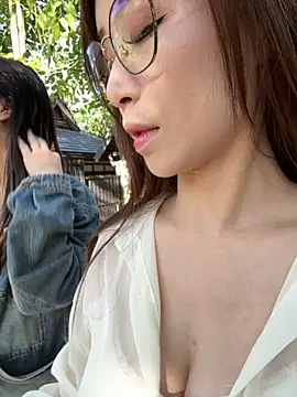 Snapshot of TOP_yoyo chatting on 11.28.25 TOP yoyo online show from 11.28.25