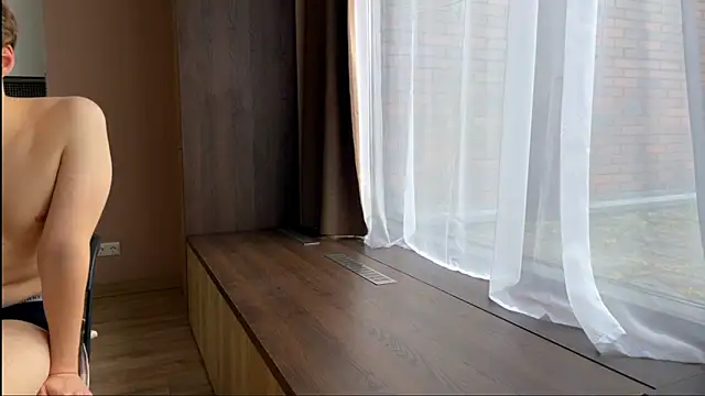 Snapshot of Aurora_5 chatting on 10.28.25 Aurora 5 online show from 10.28.25