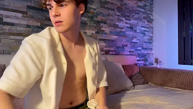 Snapshot of Aurora_5 chatting on 11.25.25 Aurora 5 online show from 11.25.25