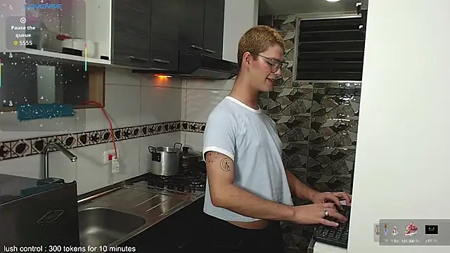 Snapshot of juanes_puthee chatting on 10.07.25 juanes puthee online show from 10.07.25