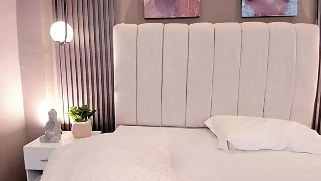 Snapshot of GiannaColling1 chatting on 12.13.25 GiannaColling1 online show from 12.13.25