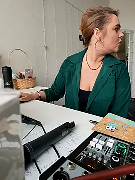 Juicy PeachLux online show from 03.16.25