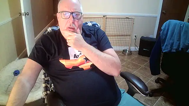 Snapshot of superbearboss chatting on 10.23.25 superbearboss online show from 10.23.25