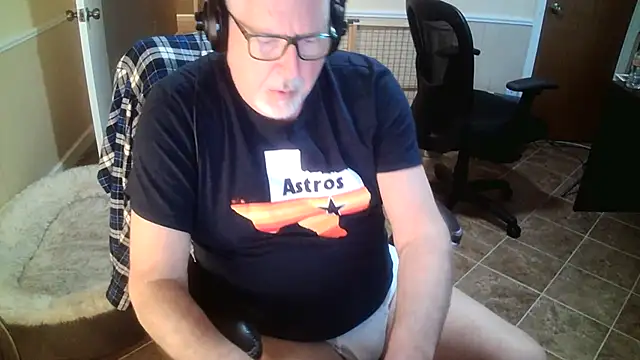 Snapshot of superbearboss chatting on 10.26.25 superbearboss online show from 10.26.25