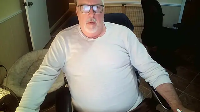 Snapshot of superbearboss chatting on 10.27.25 superbearboss online show from 10.27.25