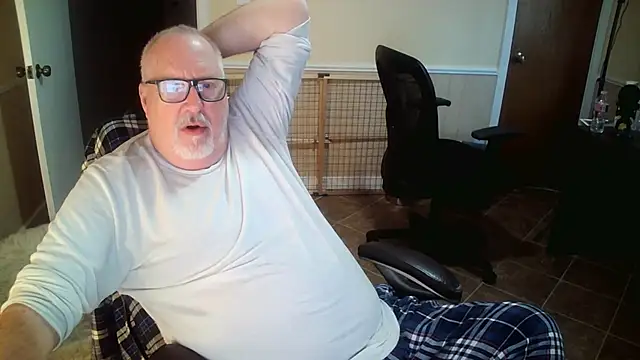 Snapshot of superbearboss chatting on 10.28.25 superbearboss online show from 10.28.25