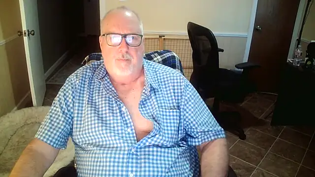 Snapshot of superbearboss chatting on 10.29.25 superbearboss online show from 10.29.25