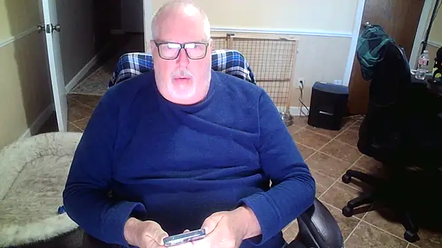 Snapshot of superbearboss chatting on 10.31.25 superbearboss online show from 10.31.25