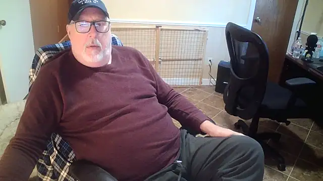 Snapshot of superbearboss chatting on 11.05.25 superbearboss online show from 11.05.25